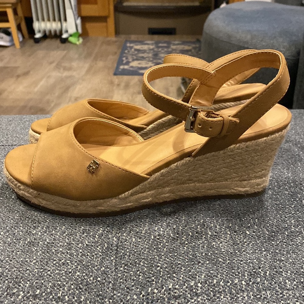 Tommy Hilfiger size 8.5 wedge sandals